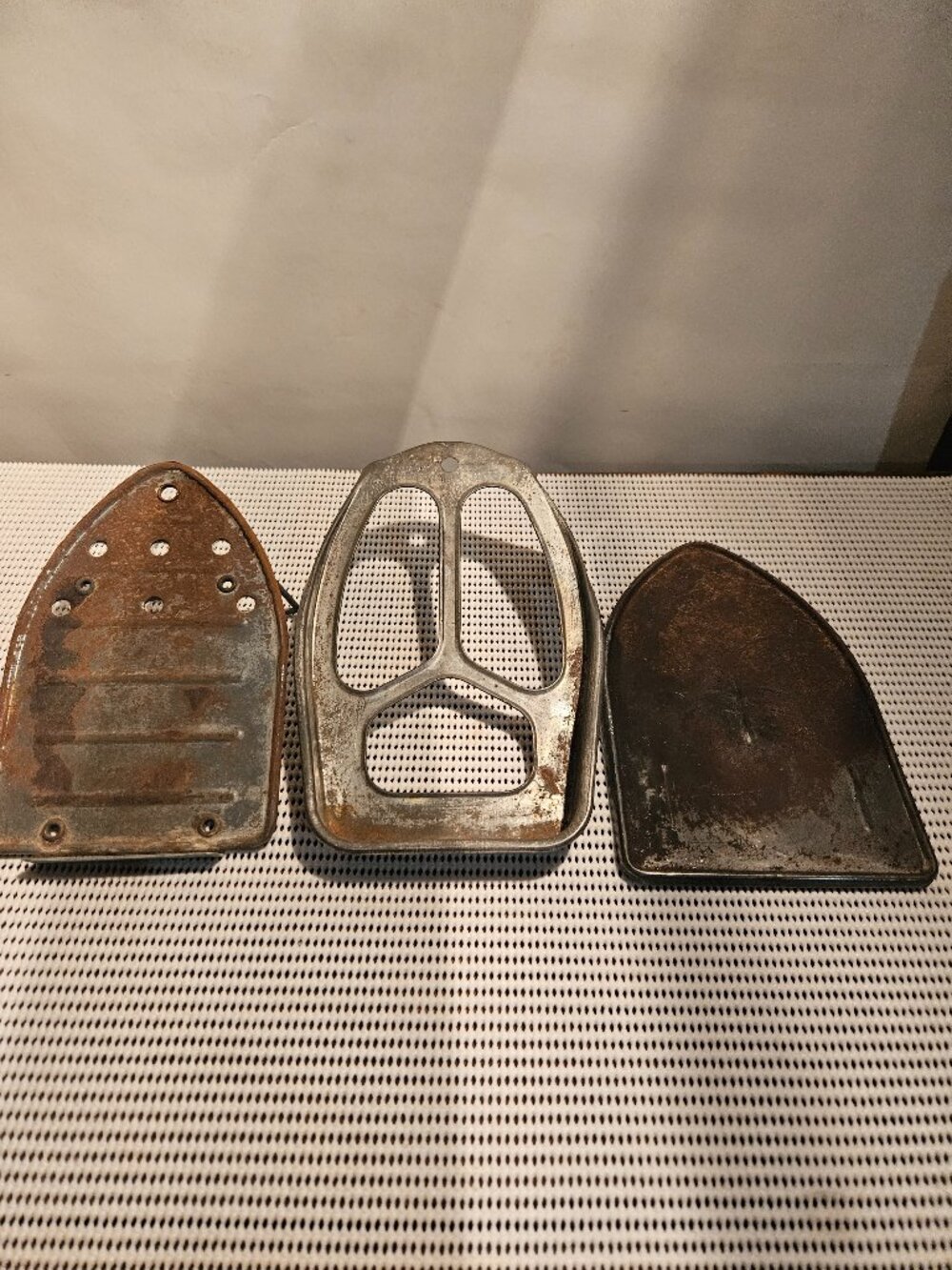 Vintage Clothes Irons stand plates   G11
